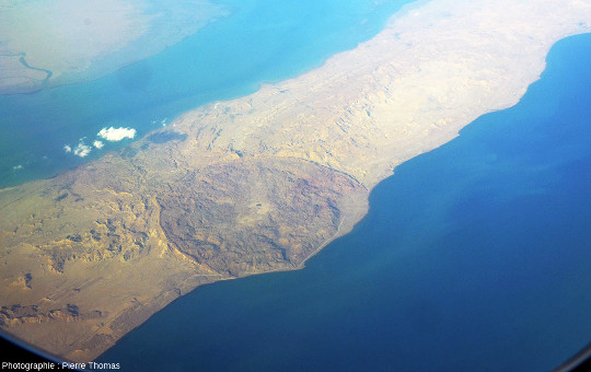Vue aérienne du diapir de sel du Zagros (Iran) localisé par la flèche rouge sur l'image précédente