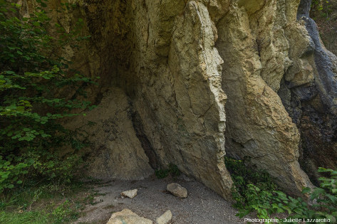 Détail des alternances marno-calcaires formant le Chapeau de Gendarme (Jura)