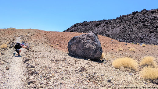 Un “œuf” au pied d'une coulée volcanique de type aa issue du Teide (Canaries)