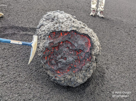 Cœur encore rouge d'une boule de lave du volcan Cumbre Vieja, ile de La Palma (Canaries)