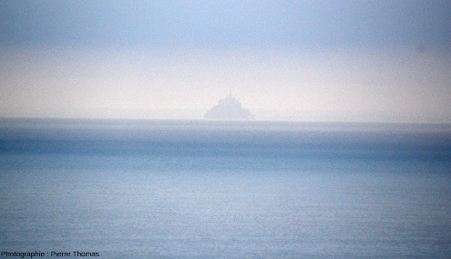 Le Mont Saint-Michel vu depuis la Pointe du Grouin, le 7 octobre 2021 à travers une légère brume