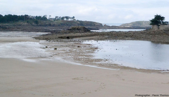 Vue rapprochée de la plage de l'ile de La Dame Jouanne, Saint-Briac-sur-Mer (Ille et Vilaine)