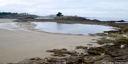 Vue générale de la plage de l'ile de La Dame Jouanne, Saint-Briac-sur-Mer (Ille et Vilaine)