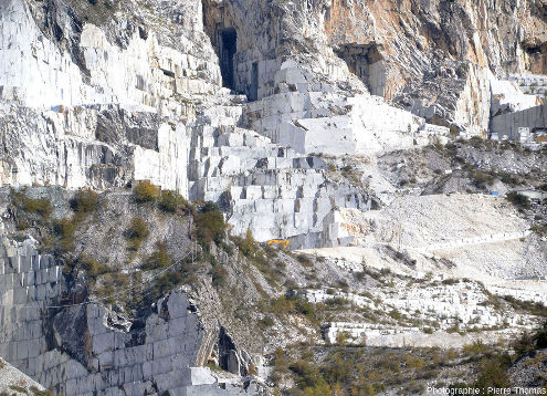 Vue très partielle des carrières exploitant le marbre de Carrare (Toscane, Italie)