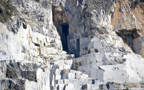 Zoom sur l'entrée des exploitations souterraines de marbre de Carrare de la photo précédente, Toscane, Italie