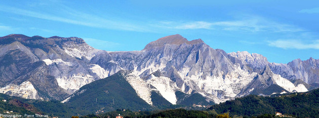 Vue sur les carrières de marbre de Carrare visibles depuis l'autoroute Gênes-Pise (Toscane, Italie)