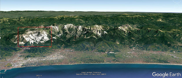 Vue aérienne sur les Alpi Apuane (Alpes apuanes) complètement éventrées par les carrières de marbre dit « marbre de Carrare » (Toscane, Italie)