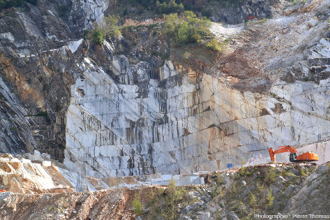 Zoom sur un front de taille montrant très bien un litage penché vers la droite dans une carrière de marbre de Carrare (Toscane, Italie)