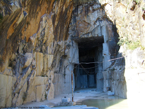 Entrée d'une partie souterraine d'une exploitation de marbre de Carrare (Toscane, Italie)