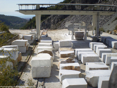 Entrepôt provisoire de blocs de marbre de Carrare, entre une carrière et une usine de découpe