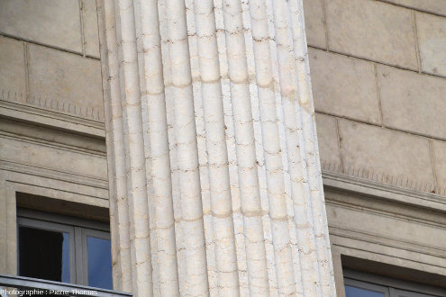 Gros plan sur une des colonnes de l'ancien palais de justice de Lyon