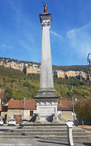 Le monolithe de Villebois placé sur la place du bourg, érigé d'un seul tenant en 1890 pour le centenaire de la Révolution française