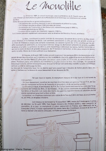Panneau donnant les caractéristiques du monolithe de Villebois (Ain) et expliquant son histoire et sa mise en place