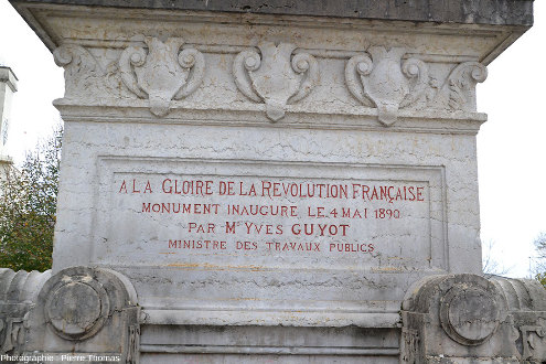 Inscription à la base du monument, côté Sud, donnant une idée de l'état d'esprit en France en 1890