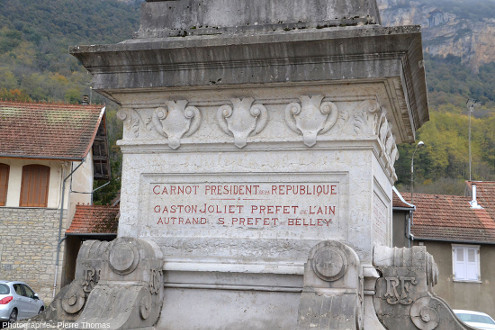 Inscription à la base du monument, côté Ouest, donnant une idée de l'état d'esprit en France en 1890