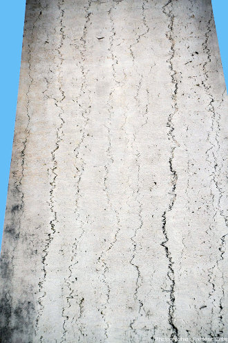 Gros plan une portion haute du monolithe de Villebois (Ain)