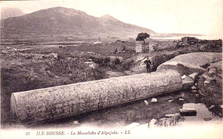 Le monolithe d’Algajola (Haute-Corse) au début du XXe siècle d’après une carte postale ancienne