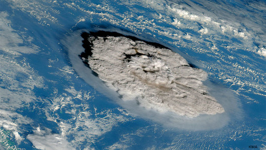 Image satellite (GK2A) prise au-dessus du volcan Hunga Tonga-Hunga Ha'apai, Tonga, le 15 janvier 2022 vers 18h, heure locale