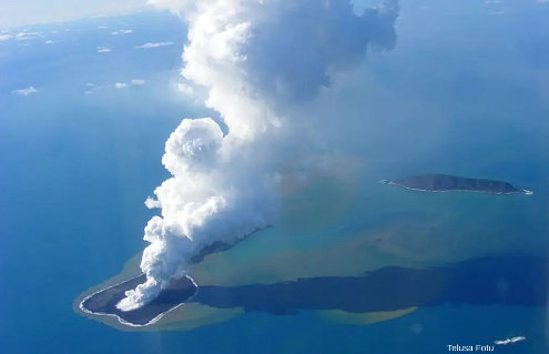 Photographie aérienne de l'éruption de 2009 sur l'ile Hunga Ha'apai, archipel des Tonga