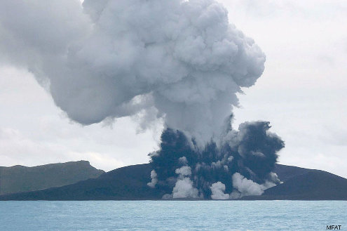 Explosion phréatomagmatique le 15 janvier 2015 en train de construire la nouvelle ile qui atteint déjà presque 100 m de hauteur, archipel des Tonga