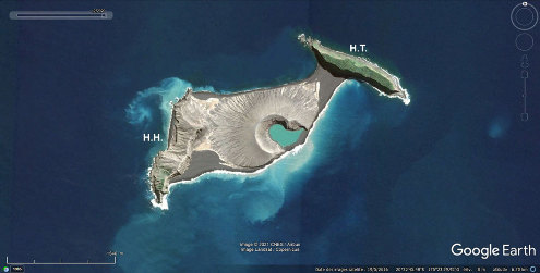 Image aérienne de mai 2016 de l'ile de Hunga Tonga-Hunga Ha'apai, issue de la réunion des deux anciennes iles par le nouveau volcan de 2014-2015