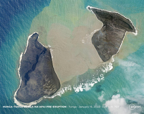 Image satellite du volcan Hunga Tonga-Hunga Ha'apai prise le 15 janvier à 15h25, moins de deux heures avant l'explosion paroxystiques de 17h10