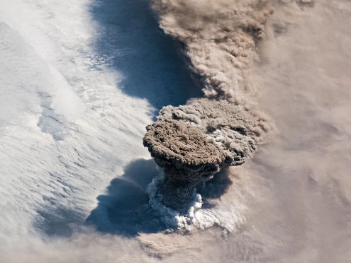 Image en vue oblique prise depuis la Station Spatiale Internationale de l'éruption plinienne du Raikoke (iles Kouriles) le 22 juin 2019