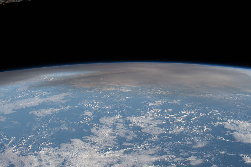 Panache de cendre “dilué” au-dessus du Nord-Ouest de la Nouvelle-Zélande photographié depuis la Station Spatiale Internationale le 16 janvier 2022