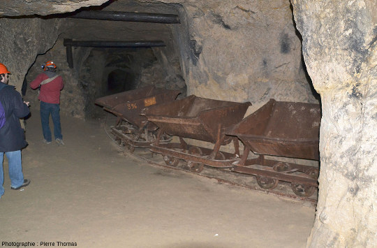 Wagonnets abandonnés dans une galerie des carrières souterraines de craie phosphatée de la Malogne (Cuesmes, province du Hainaut, Belgique)