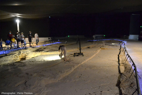 Vue de l'intérieur du bâtiment protégeant les dalles à pistes fossiles de la plage aux ptérosaures de Crayssac (Lot)