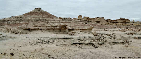 Morphologie caractéristique quand les niveaux gréseux alternent avec les niveaux argileux, Parc provincial d'Ischigualasto (Argentine)