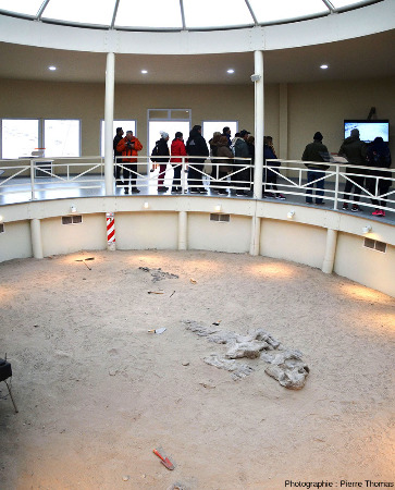 Vue de l'intérieur du dôme du musée de site où l'on voit un exceptionnel fossile de thérapside quasiment complet en cours de dégagement, Parc provincial d'Ischigualasto (Argentine)