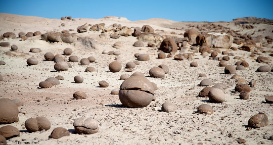 Boules de grès d'un terrain de boules (cancha de bochas) du parc d'Ischigualasto, Argentine