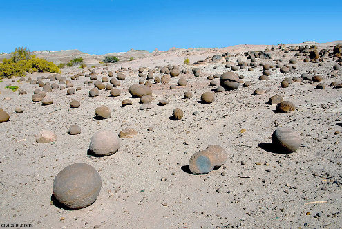 Vue sur un terrain de boules dont l'une des boules est double et fracturée, parc d'Ischigualasto (Argentine)