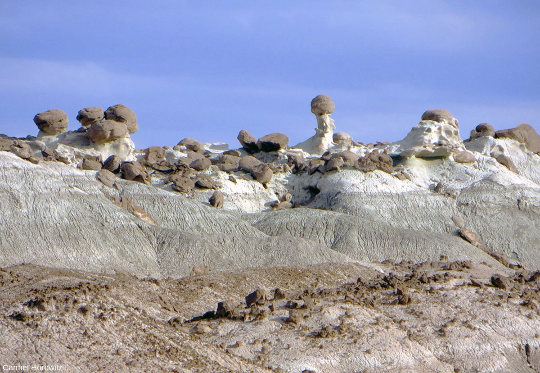 Boules enchâssée dans les sables gréseux, en accumulation, partiellement dégagée par l'érosion et presque dégagée ce qui forme une “cheminée de fée”, parc d'Ischigualasto (Argentine)