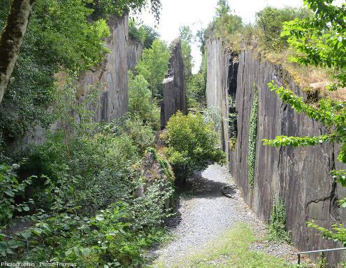Parcours dans les tranchées entre les pans des anciennes carrières d'ardoises des Pans de Travassac (Corrèze)