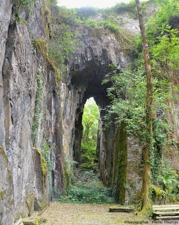 Tranchée incomplètement évidée dont le haut a été “épargné” (sans doute pour laisser passer la route départementale), anciennes carrières d'ardoises des Pans de Travassac (Donzenac, Corrèze)