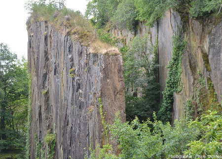 Gros plan sur un pan de quartzites montrant l'absence de schistosité fine dans la masse du quartzite, Pans de Travassac (Donzenac, Corrèze)