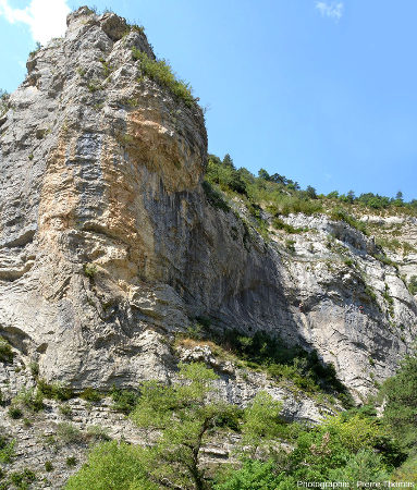Secteur des falaises d'Orpierre (Hautes-Alpes) avec varappeurs grimpant sur des plis disharmoniques