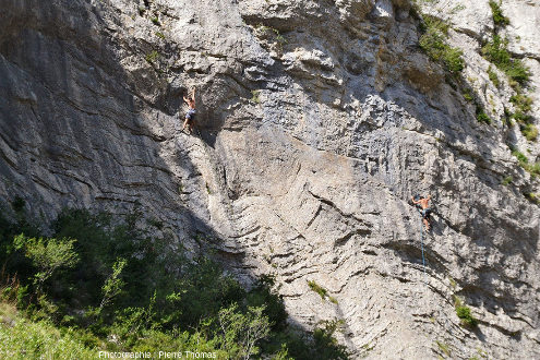 Zoom sur un secteur des falaises d'Orpierre (Hautes-Alpes) avec varappeurs grimpant sur des plis disharmoniques