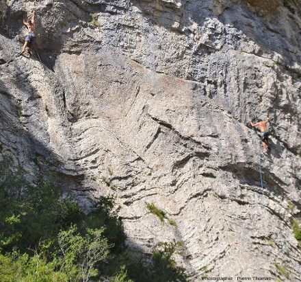 Détail d'un secteur des falaises d'Orpierre (Hautes-Alpes) avec varappeurs grimpant sur des plis disharmoniques