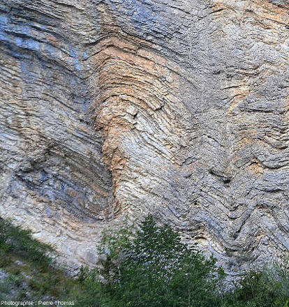 Zoom sur la gauche de la figure 14 où l'on voit ce qui ressemble à un pli-faille s'amortissant vers le haut, Orpierre (Hautes-Alpes)