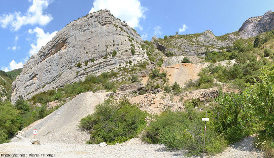 Vue d'ensemble sur les déblais de l'ancienne mine d'Orpierre (Hautes-Alpes) ayant exploité le filon dit de Bellericq