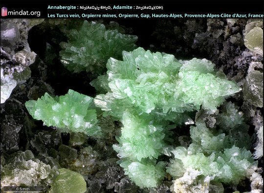 Micro-géode remplie d'annabergite et d'adamite, deux arséniates (de nickel ou de zinc)
