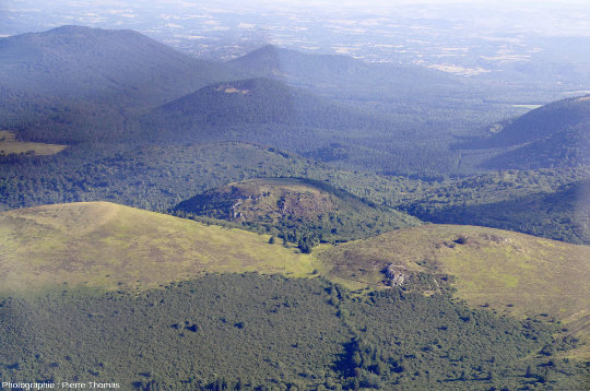 Vue prise en direction du Nord sur le versant Sud du Cliersou, visible entre les Grand (à gauche) et Petit (à droite) Suchet