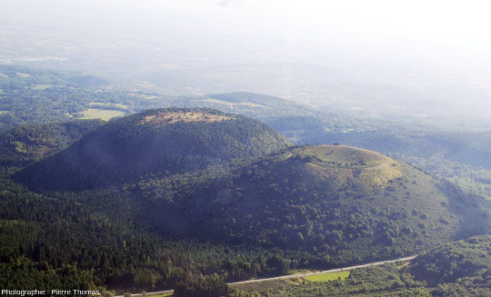 Vue prise en direction du Nord-Nord-Est, sur le Puy des Goules (à droite, cône de scories basaltiques qui ressemble au Nouveau Pariou, avec un beau cratère) et sur le Sarcoui (à gauche, volcan en dôme qui ressemble au Cliersou)