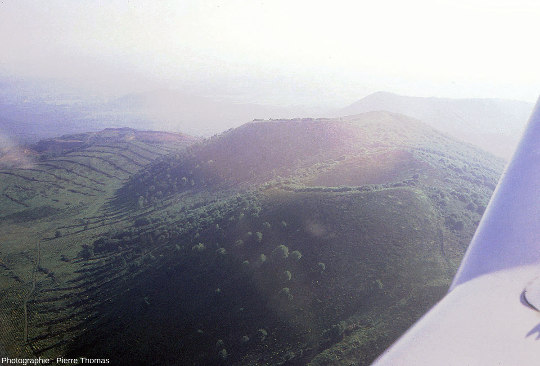 Vue prise en direction du Nord-Nord-Est sur les versants Sud du Puy de la Coquille (au premier plan) et du Puy de Jume (au second plan), deux cônes trachy-basaltiques classiques