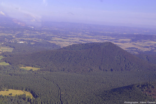 Vue, prise en direction du Nord-Nord-Ouest, sur le Puy de Louchadière, cône de scories trachy-basaltiques