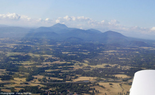 Vue prise depuis le secteur du Gour de Tazenat en direction du Sud où l'on voit tous les puys situés au Nord du Puy de Dôme