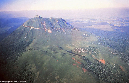 Le “seigneur” de la Chaine des Puys, le Puy de Dôme, qui domine de ses 1465 m une cinquantaine de volcans plus modestes alignés Nord-Sud et formant la Chaine des Puys